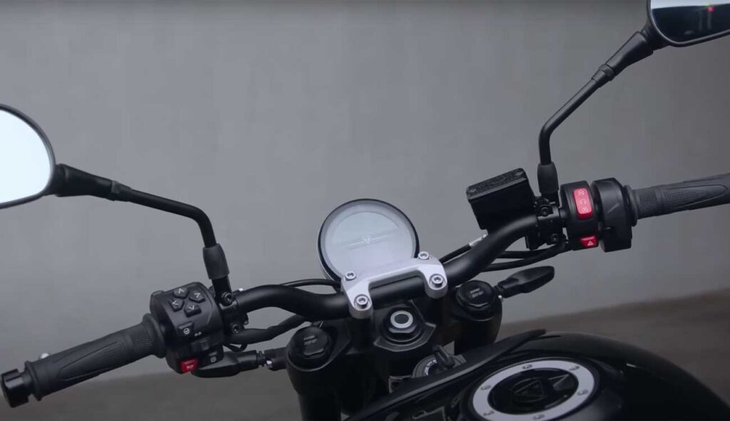 2025 Triumph Trident 660 Handle Look