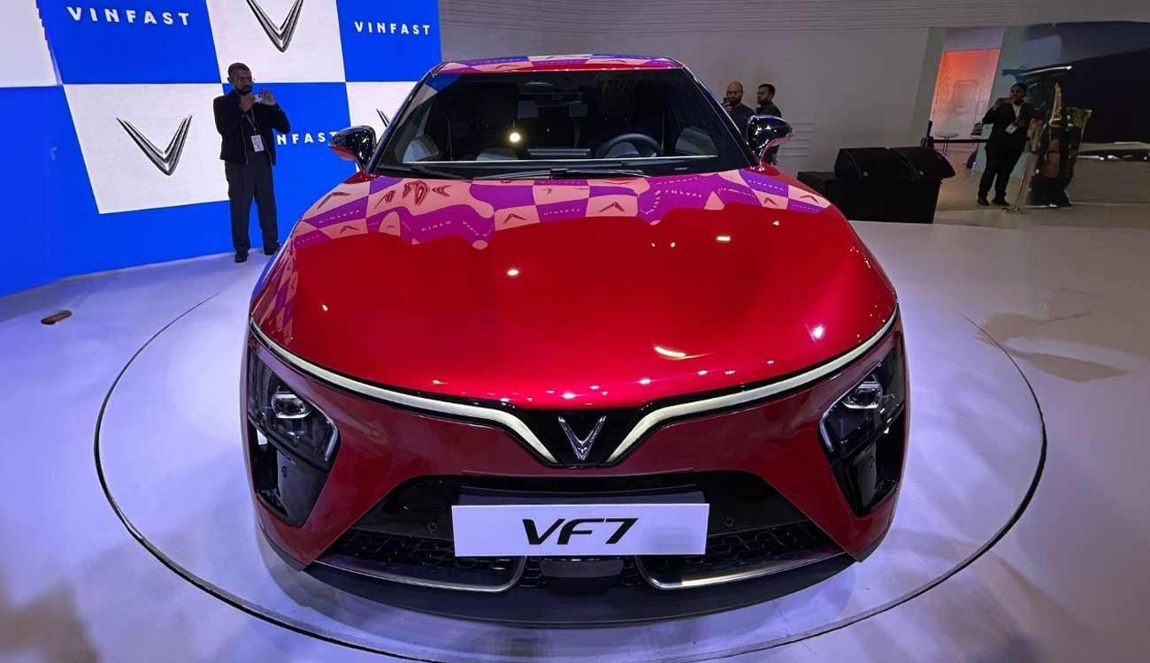 VinFast VF 7 Electric SUV Spotted Testing